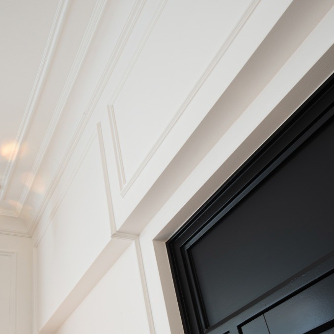 Потолочный плинтус под покраску Orac Decor Select C217 2000×156×103 фото в интерьере