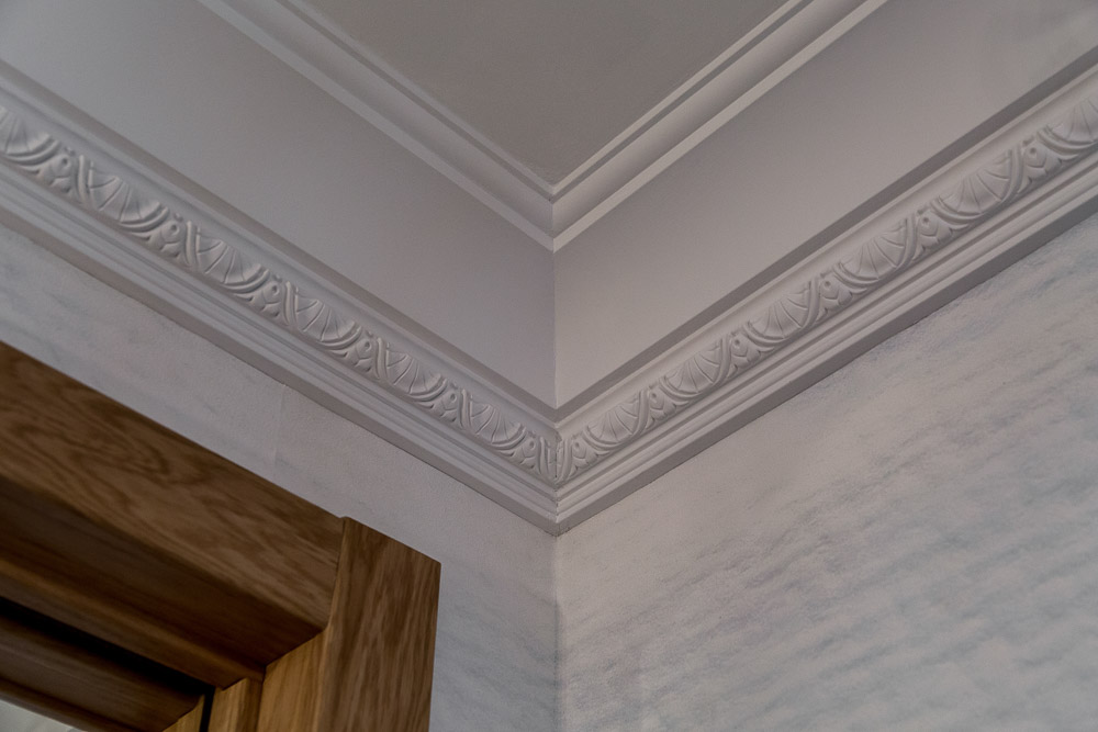 Потолочный плинтус под покраску Orac Decor Orac Luxxus C301 2000×144×170 фото в интерьере