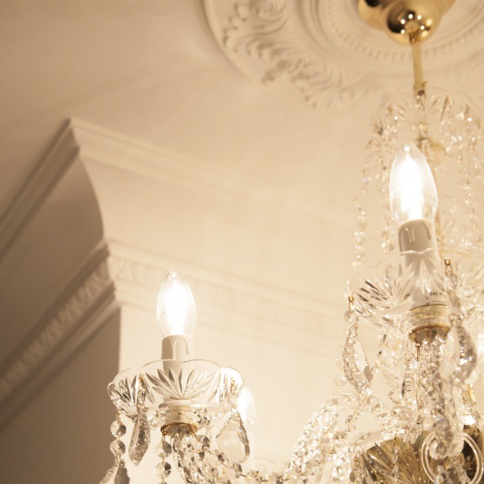 Потолочный плинтус под покраску Orac Decor Orac Luxxus C301 2000×144×170 фото в интерьере