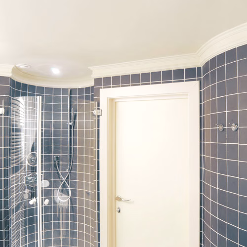 Потолочный плинтус под покраску Orac Decor Luxxus C321 2000×50×99 фото в интерьере