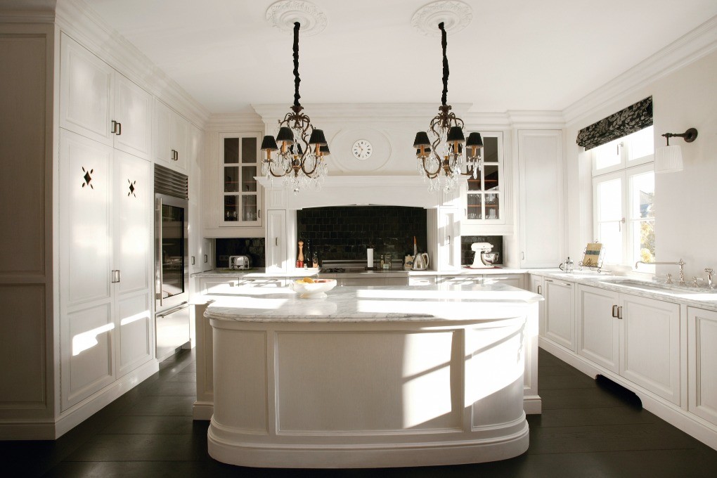 Потолочный плинтус под покраску Orac Decor Orac Luxxus C334 2000×196×150 фото в интерьере