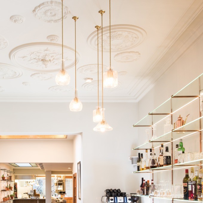 Потолочный плинтус под покраску Orac Decor Orac Luxxus C340 2000×256×135 фото в интерьере