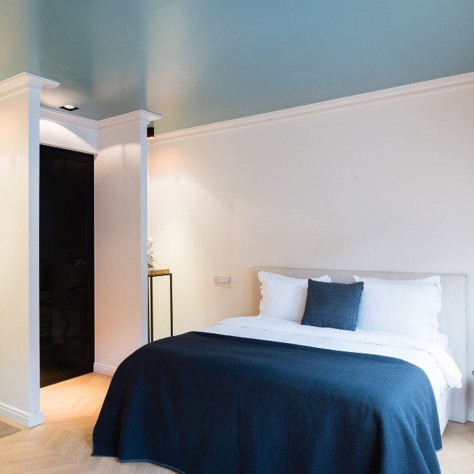 Потолочный плинтус под покраску Orac Decor Select C341 2000×122×88 фото в интерьере