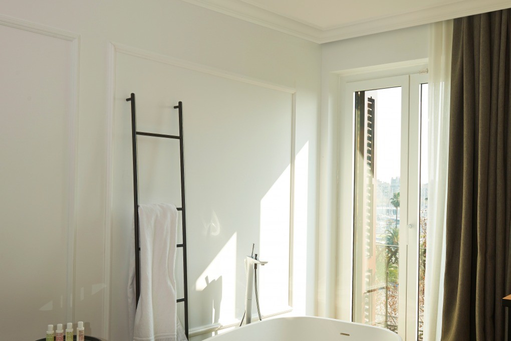 Потолочный плинтус под покраску Orac Decor Select C341 2000×122×88 фото в интерьере