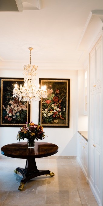 Потолочный плинтус под покраску Orac Decor Heritage XL C343 2000×250×190 фото в интерьере