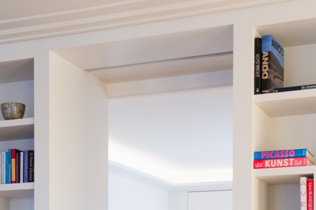 Потолочный плинтус под покраску Orac Decor Modern Flat C352 с подсветкой 2000×171×76 фото в интерьере