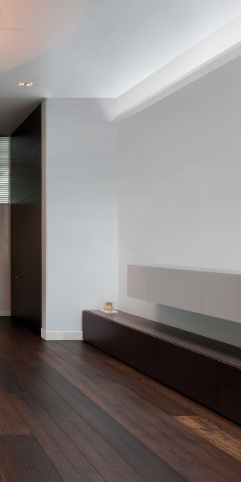 Потолочный плинтус под покраску Orac Decor Modern Flat C352 с подсветкой 2000×171×76 фото в интерьере