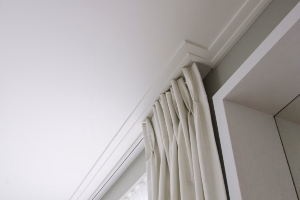 Потолочный плинтус под покраску Orac Decor Luxxus C360 2000×60×21 фото в интерьере
