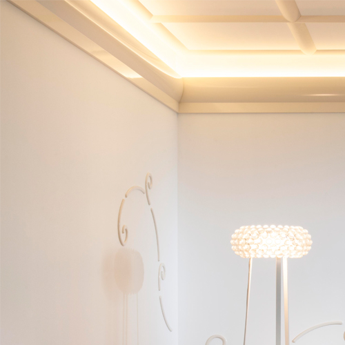 Потолочный плинтус под покраску Orac Decor Modern Fluxus C372 с подсветкой 2000×70×280 фото в интерьере