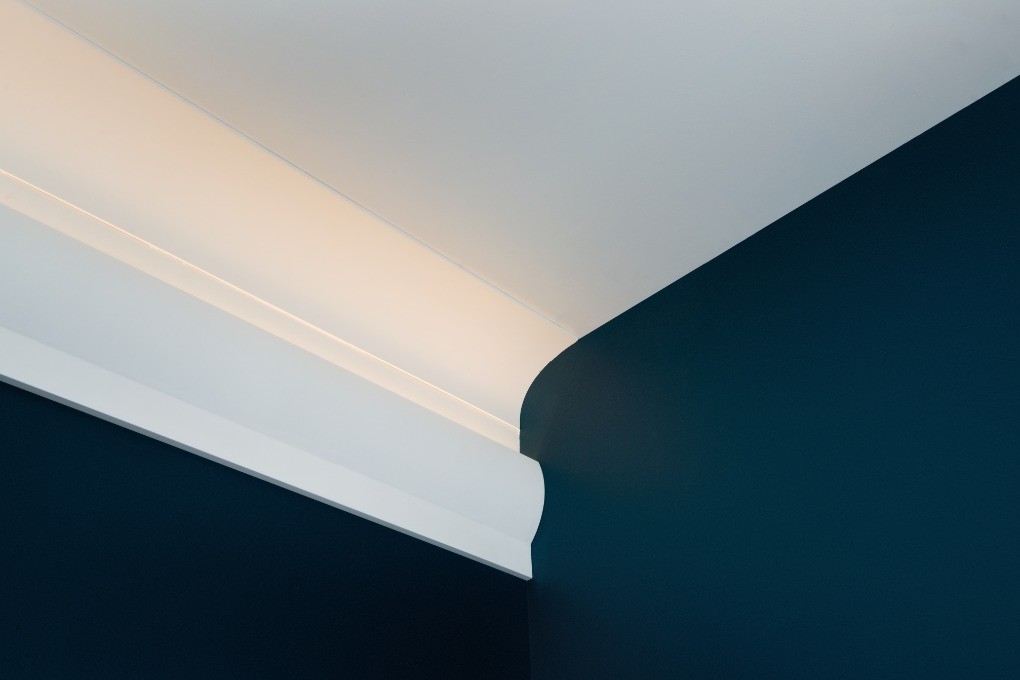 Потолочный плинтус под покраску Orac Decor Modern Fluxus C372 с подсветкой 2000×70×280 фото в интерьере