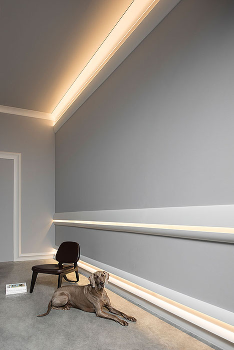 Потолочный плинтус под покраску гибкий Orac Decor Modern Antonio C373F с подсветкой 2000×50×80 фото в интерьере