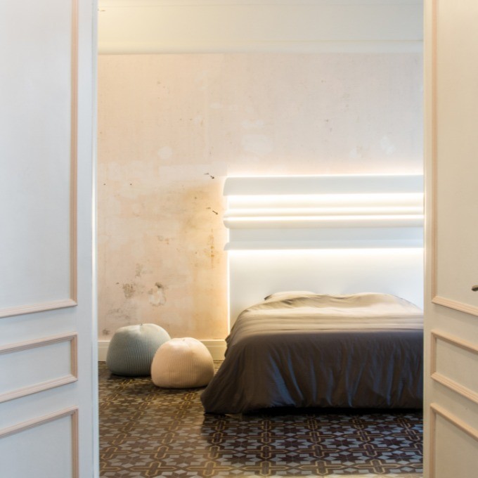 Потолочный плинтус под покраску гибкий Orac Decor Modern Antonio C373F с подсветкой 2000×50×80 фото в интерьере