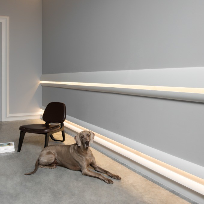 Потолочный плинтус под покраску гибкий Orac Decor Modern Antonio C373F с подсветкой 2000×50×80 фото в интерьере