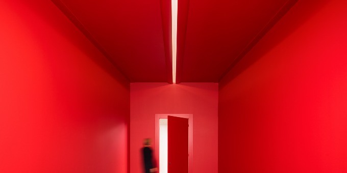 Потолочный плинтус под покраску Orac Decor Modern Antonio C374 с подсветкой 2000×50×180 фото в интерьере