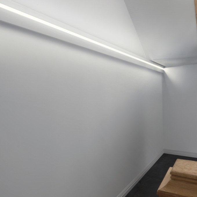 Потолочный плинтус под покраску Orac Decor Modern L3 C380 с подсветкой 2000×50×50 фото в интерьере