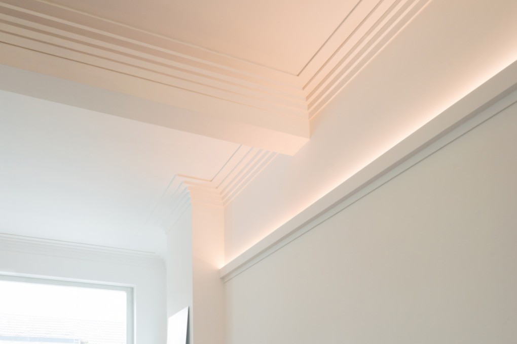 Потолочный плинтус под покраску Orac Decor Modern L3 C383 с подсветкой 2000×50×140 фото в интерьере