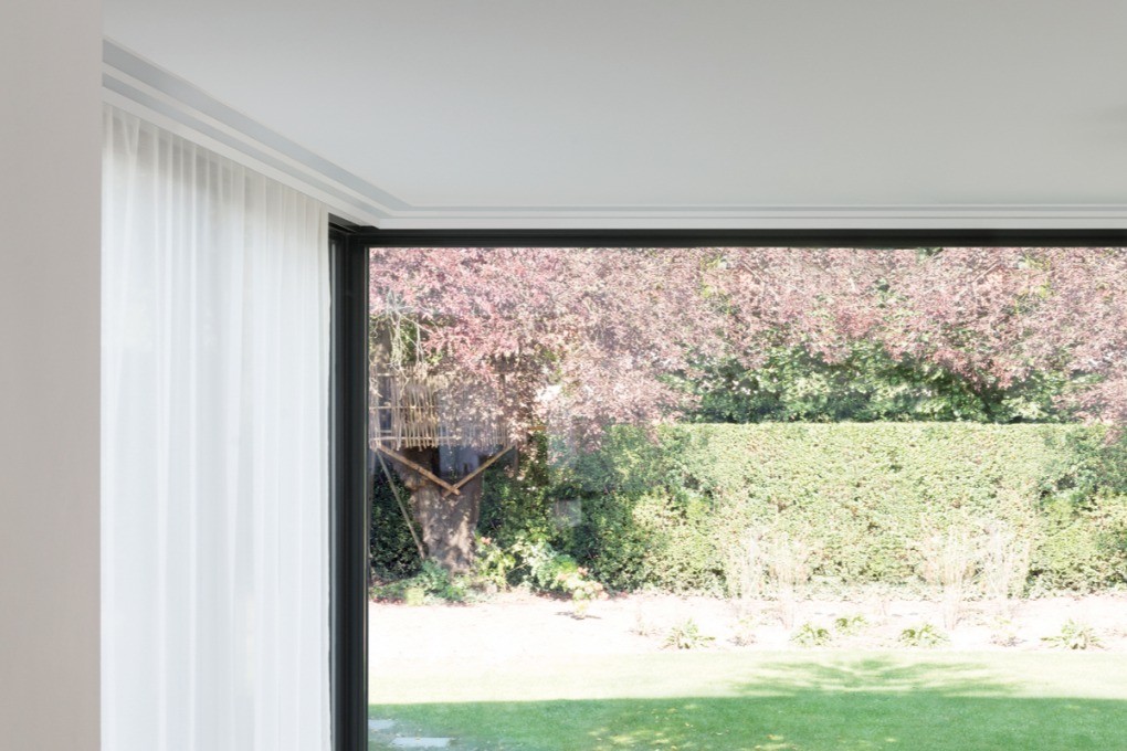 Потолочный плинтус под покраску Orac Decor Modern Steps C391 с подсветкой 2000×160×60 фото в интерьере