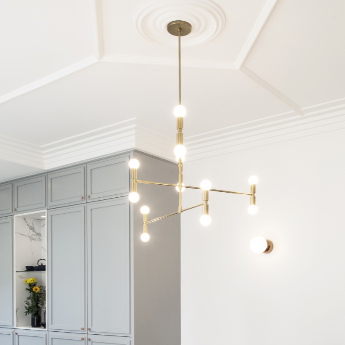 Потолочный плинтус под покраску Orac Decor Modern Steps C393 2000×210×150 фото в интерьере