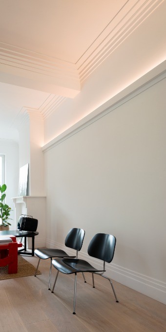 Потолочный плинтус под покраску Orac Decor Modern Steps C393 2000×210×150 фото в интерьере