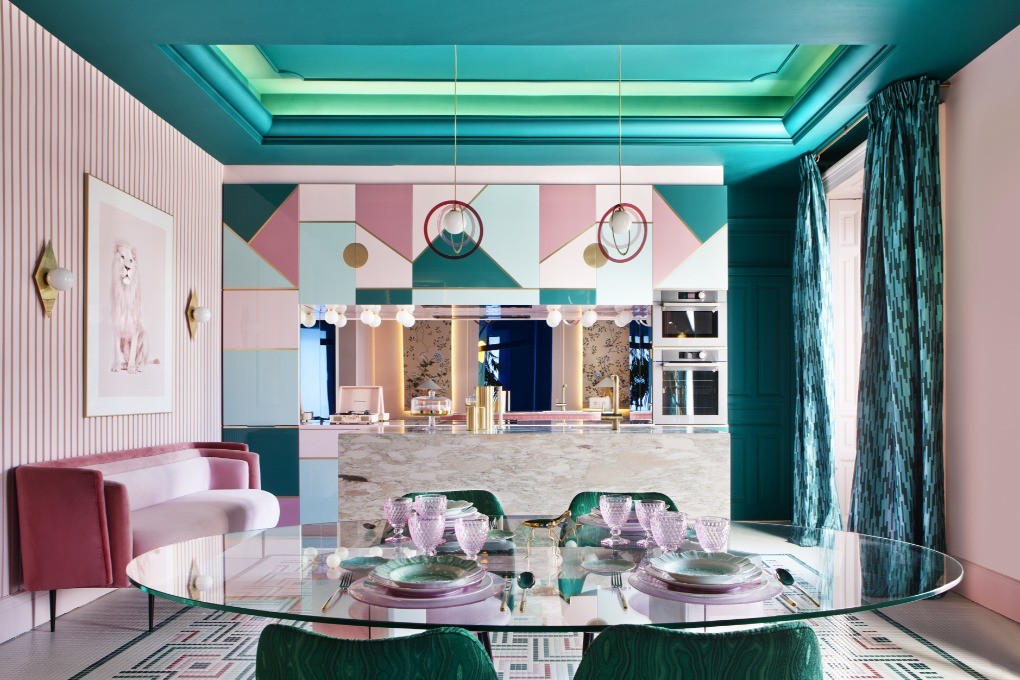 Потолочный плинтус под покраску Orac Decor New Classic C900 с подсветкой 2000×146×171 фото в интерьере