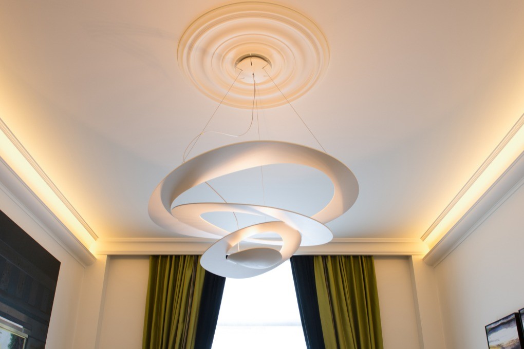 Потолочный плинтус под покраску Orac Decor Orac Luxxus C901 с подсветкой 2000×124×148 фото в интерьере