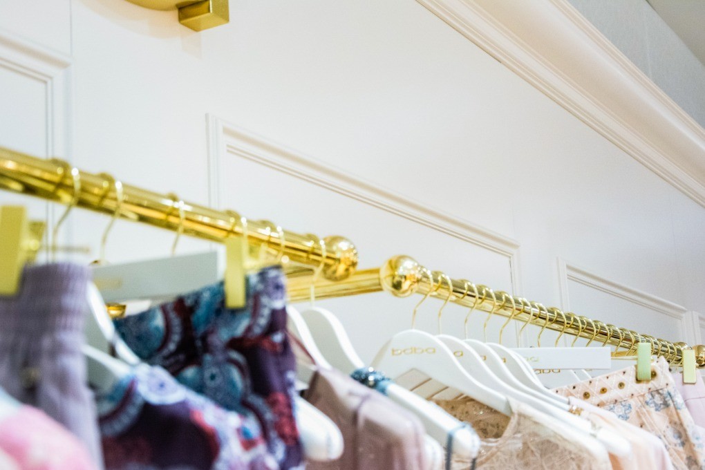 Потолочный плинтус под покраску Orac Decor Orac Luxxus C901 с подсветкой 2000×124×148 фото в интерьере