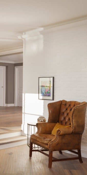 Потолочный плинтус под покраску Orac Decor Select C902 с подсветкой 2000×103×103 фото в интерьере