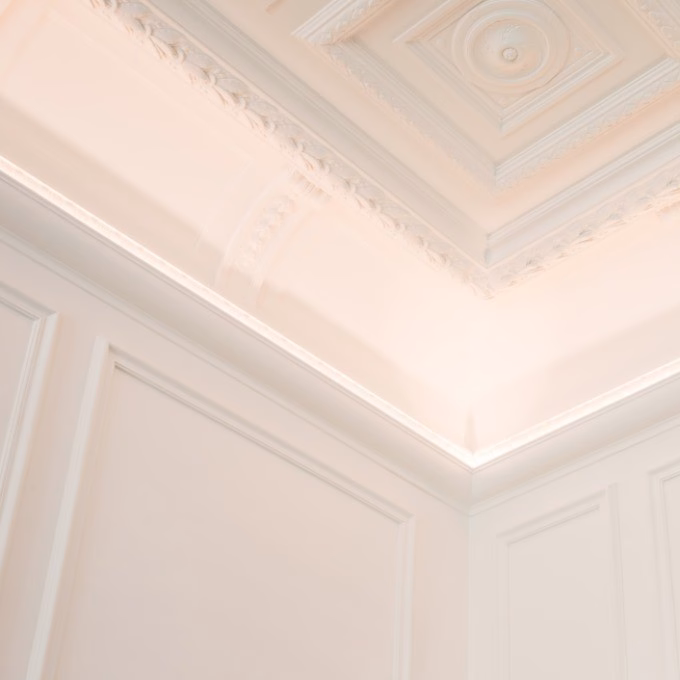 Потолочный плинтус под покраску Orac Decor Select C902 с подсветкой 2000×103×103 фото в интерьере
