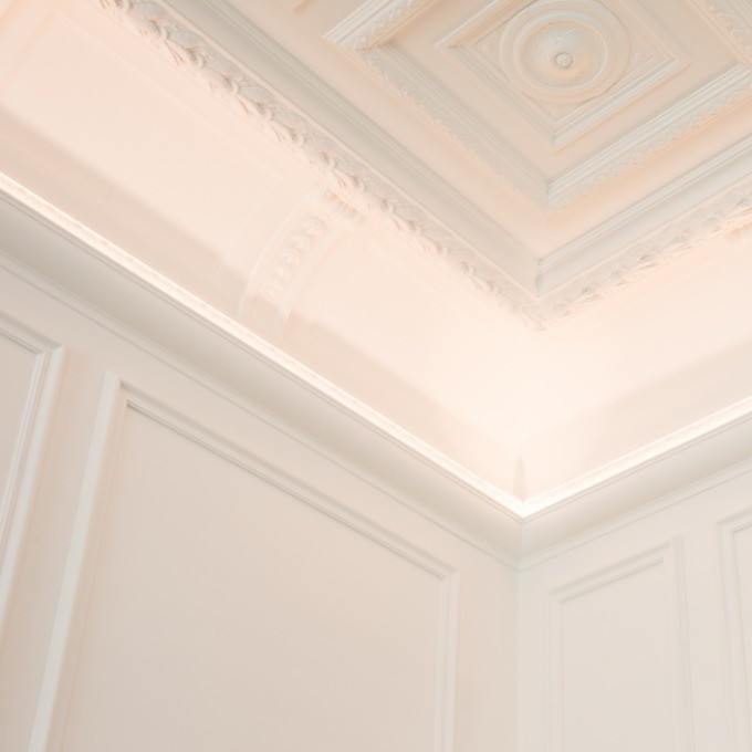 Потолочный плинтус под покраску Orac Decor Select C902 с подсветкой 2000×103×103 фото в интерьере