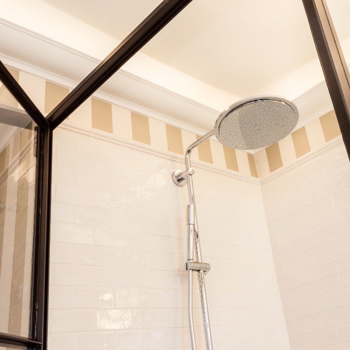 Потолочный плинтус под покраску Orac Decor Select C902 с подсветкой 2000×103×103 фото в интерьере