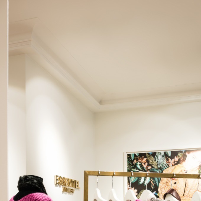 Потолочный плинтус под покраску Orac Decor Orac Luxxus C990 2000×159×216 фото в интерьере