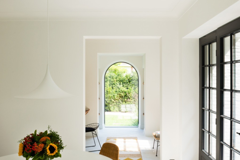 Потолочный плинтус под покраску Orac Decor C991 с подсветкой 2000×110×140 фото в интерьере