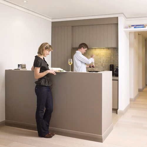 Потолочный плинтус под покраску Orac Decor Axxent CX100 2000×71×69 фото в интерьере