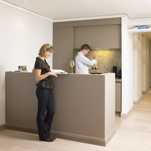 Потолочный плинтус под покраску Orac Decor Orac Axxent CX100 2000×71×69 фото в интерьере