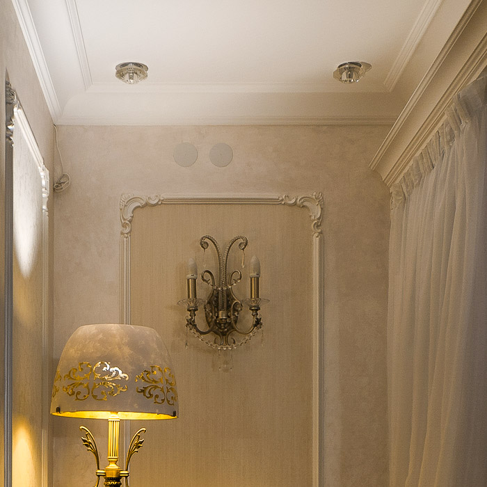 Потолочный плинтус под покраску Orac Decor Orac Axxent CX100 2000×71×69 фото в интерьере