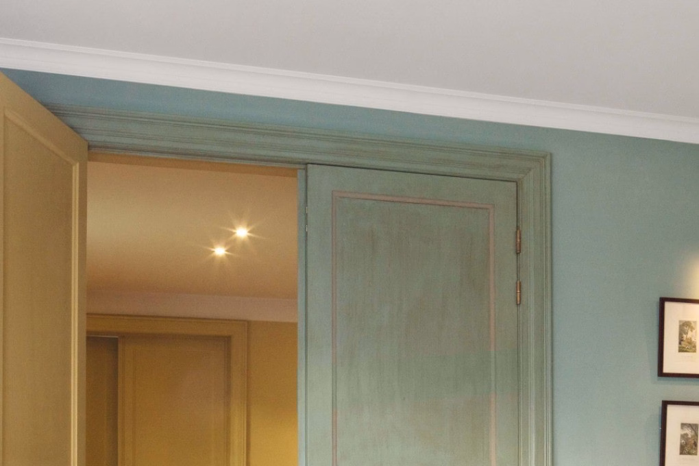 Потолочный плинтус под покраску Orac Decor Axxent CX100 2000×71×69 фото в интерьере