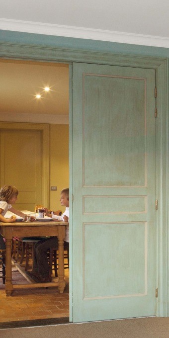 Потолочный плинтус под покраску Orac Decor Orac Axxent CX100 2000×71×69 фото в интерьере