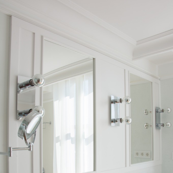 Потолочный плинтус под покраску Orac Decor Orac Axxent CX106 2000×117×118 фото в интерьере