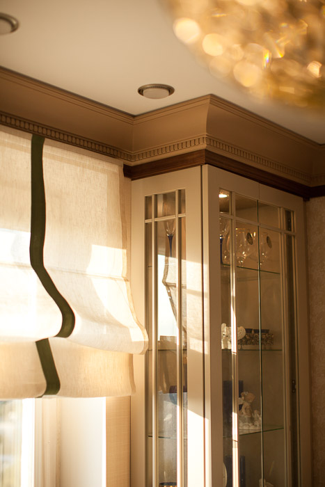 Потолочный плинтус под покраску Orac Decor Orac Axxent CX107 2000×117×118 фото в интерьере