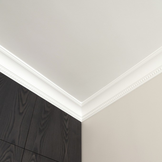 Потолочный плинтус под покраску Orac Decor Orac Axxent CX107 2000×117×118 фото в интерьере