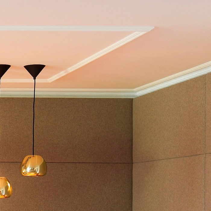 Потолочный плинтус под покраску Orac Decor Select CX124 2000×49×49 фото в интерьере