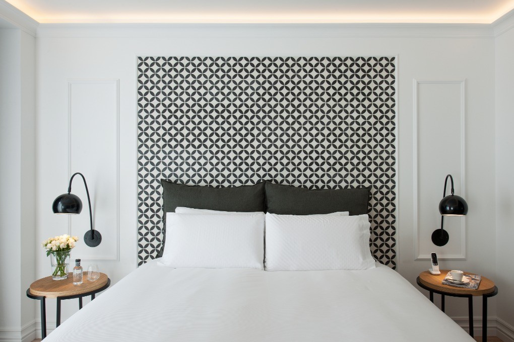 Потолочный плинтус под покраску Orac Decor Orac Axxent CX127 2000×94×94 фото в интерьере