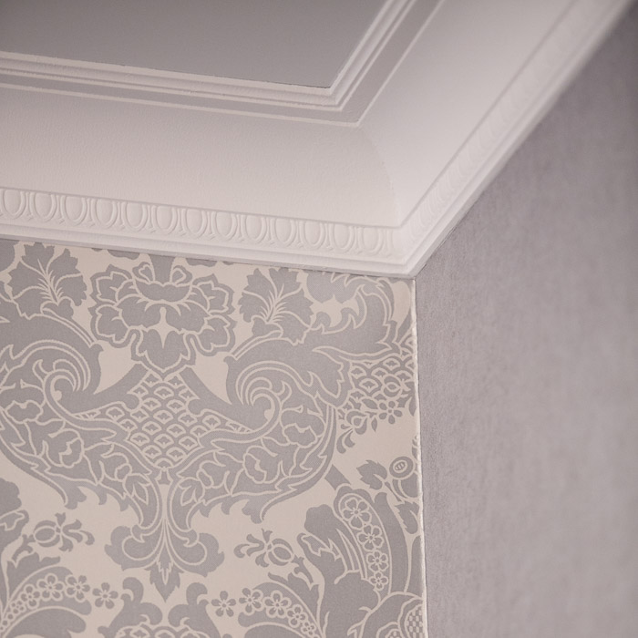 Потолочный плинтус под покраску Orac Decor Orac Axxent CX128 2000×94×94 фото в интерьере