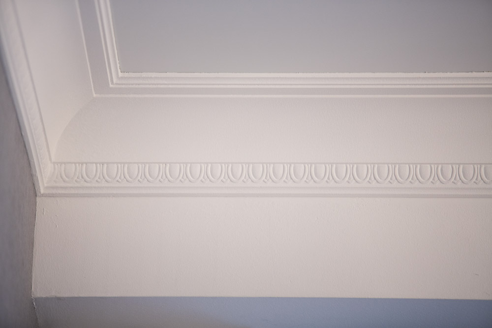 Потолочный плинтус под покраску Orac Decor Orac Axxent CX128 2000×94×94 фото в интерьере
