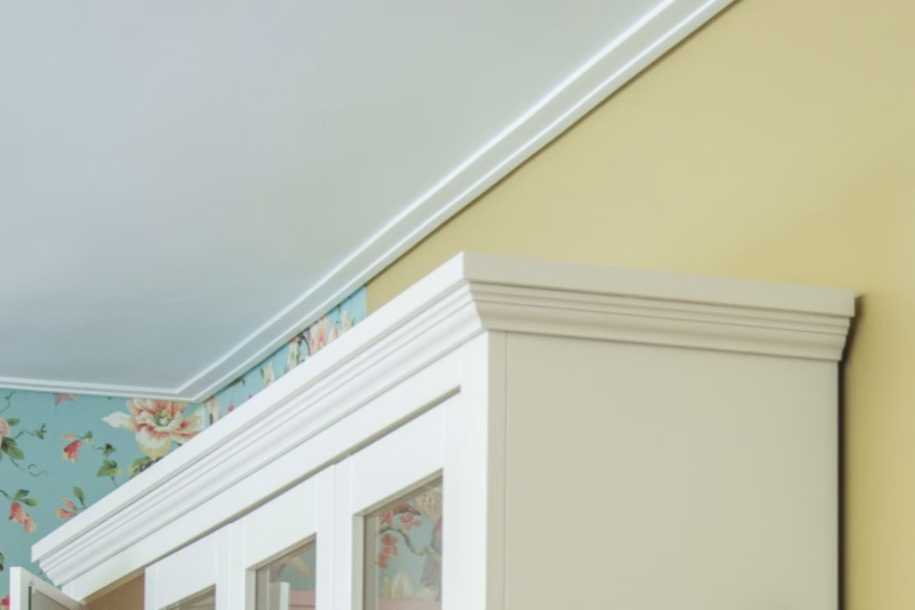 Потолочный плинтус под покраску Orac Decor Axxent CX161 2000×69×13 фото в интерьере