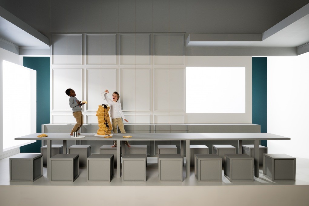 Потолочный плинтус под покраску Orac Decor Select CX176 2000×40×80 фото в интерьере