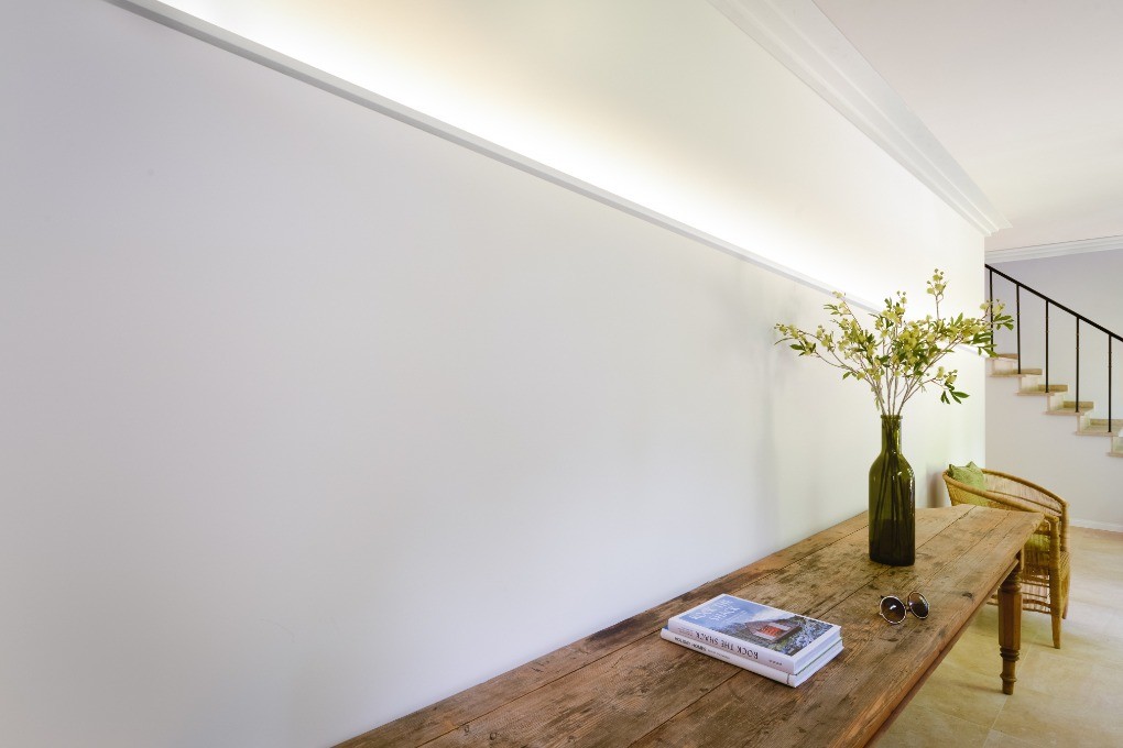 Потолочный плинтус под покраску Orac Decor Select CX189 с подсветкой 2000×27×27 фото в интерьере