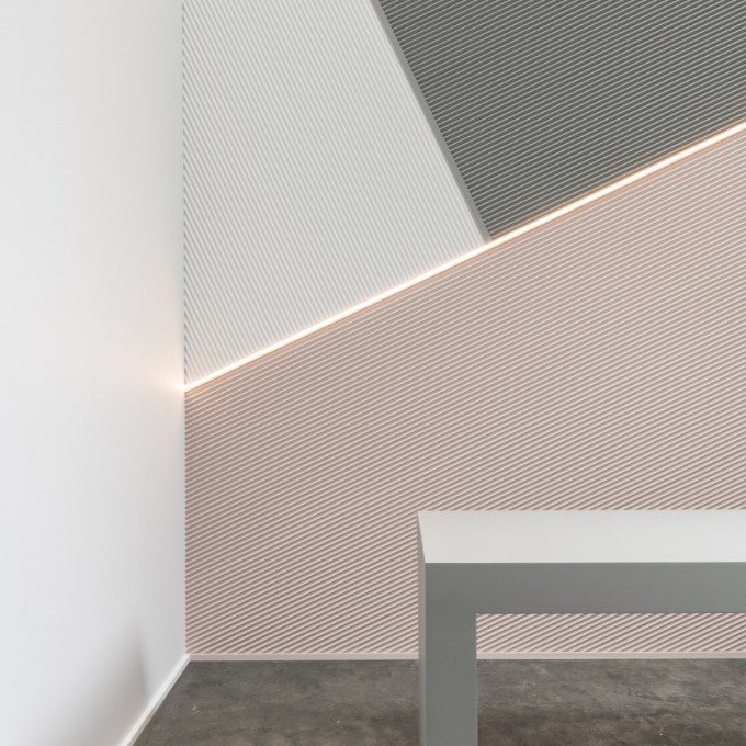 Потолочный плинтус под покраску Orac Decor Select CX190 с подсветкой 2000×30×20 фото в интерьере