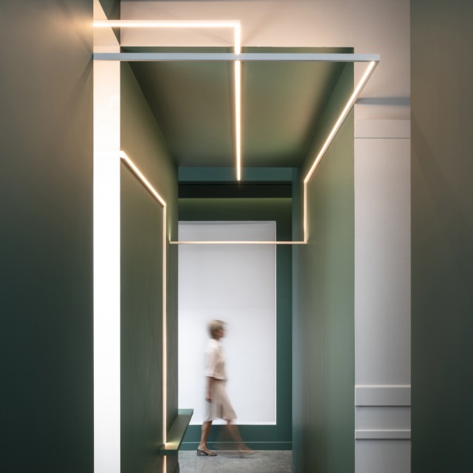 Потолочный плинтус под покраску Orac Decor Select CX190 с подсветкой 2000×30×20 фото в интерьере