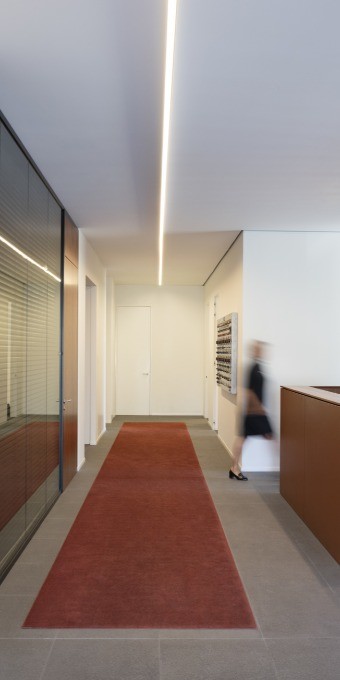 Потолочный плинтус под покраску Orac Decor Select CX190 с подсветкой 2000×30×20 фото в интерьере